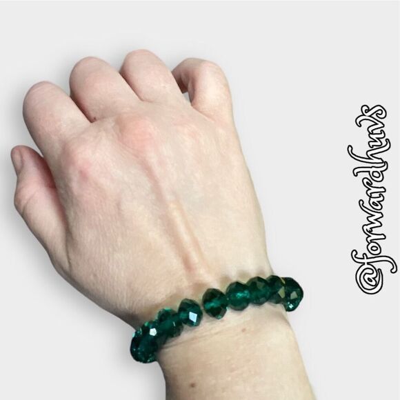 Stunning Green Faceted Glass Bead Stretch Bracelet - Picture 7 of 8